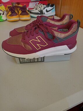 New Balance SAMPLE 009 V1 Sneaker Sedona Gold Metallic Black BRAND NEW